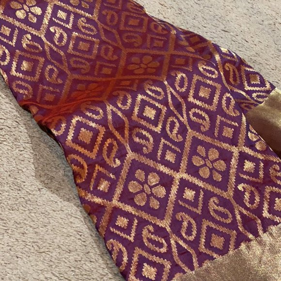 Banarasi silk sari in Onion Purple - Picture 2 of 11